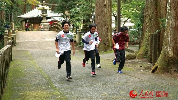 中日青少年在百年古剎里奔跑，揮灑青春的汗水。人民網(wǎng) 蔣曉辰攝