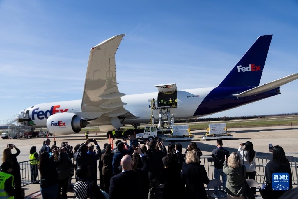 11月8日，在美國弗吉尼亞州的華盛頓杜勒斯國際機場，裝有大熊貓的特制“旅行包廂”準備運上專機。新華社記者劉杰攝