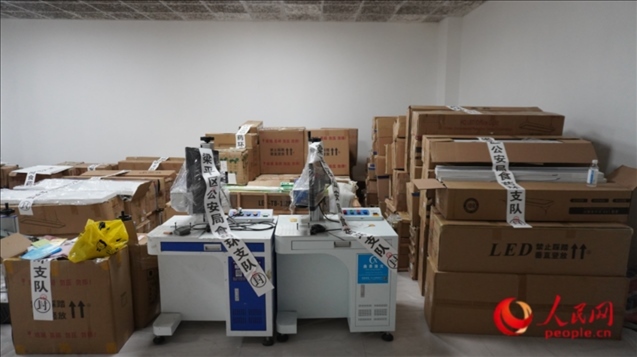 查封的假冒品牌燈具等。人民網(wǎng) 肖聰聰 攝