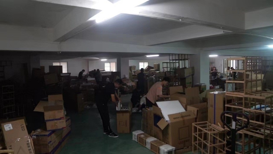 查處倉庫現(xiàn)場。重慶市梁平區(qū)公安局供圖。