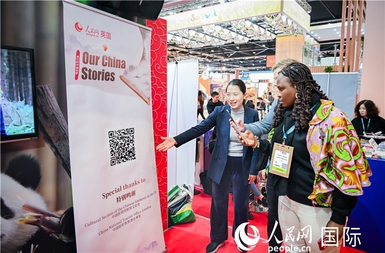 觀(guān)眾掃碼《我們的中國(guó)故事》系列視頻。人民網(wǎng) 郭錦標(biāo)攝