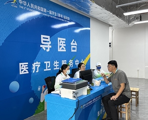 村內(nèi)住客在醫(yī)療衛(wèi)生服務(wù)中心導(dǎo)醫(yī)臺(tái)問診。人民網(wǎng)記者 歐興榮攝