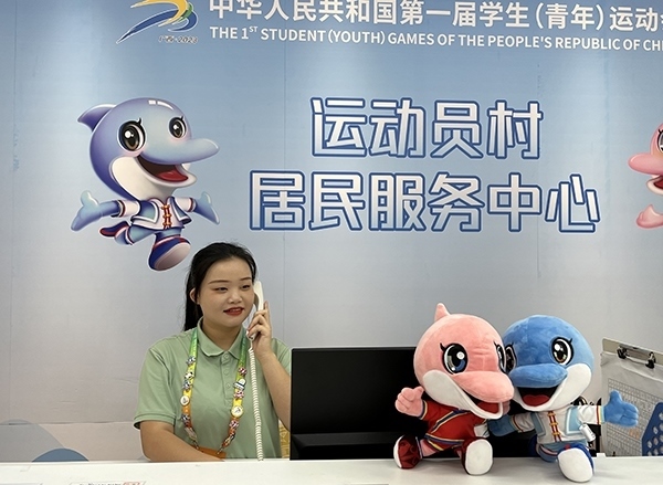 朱珊妮在接聽住宿服務(wù)中心的熱線電話。人民網(wǎng)記者 歐興榮攝