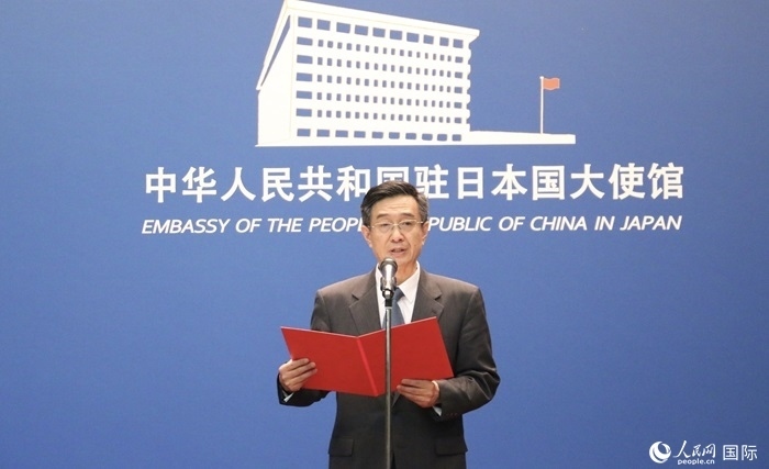 中國駐日本大使館教育處公使銜參贊杜柯偉宣讀獲獎人員名單。人民網(wǎng) 許可攝