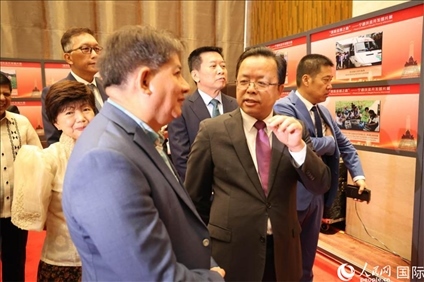 論壇期間配套舉行“‘?dāng)[脫貧困之路’——寧德扶貧開發(fā)圖片展”。人民網(wǎng)記者樊帆 攝