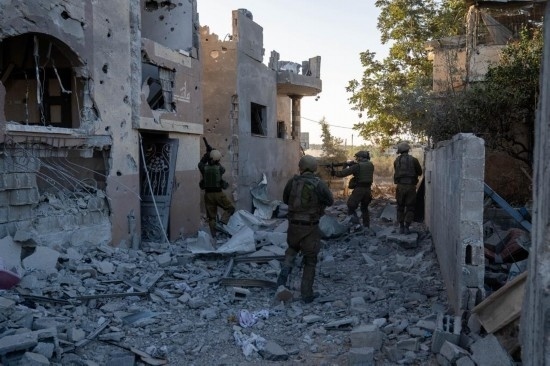 這張以色列國(guó)防軍11月12日發(fā)布的照片顯示，以軍地面部隊(duì)在加沙地帶北部開(kāi)展軍事行動(dòng)。新華社發(fā)