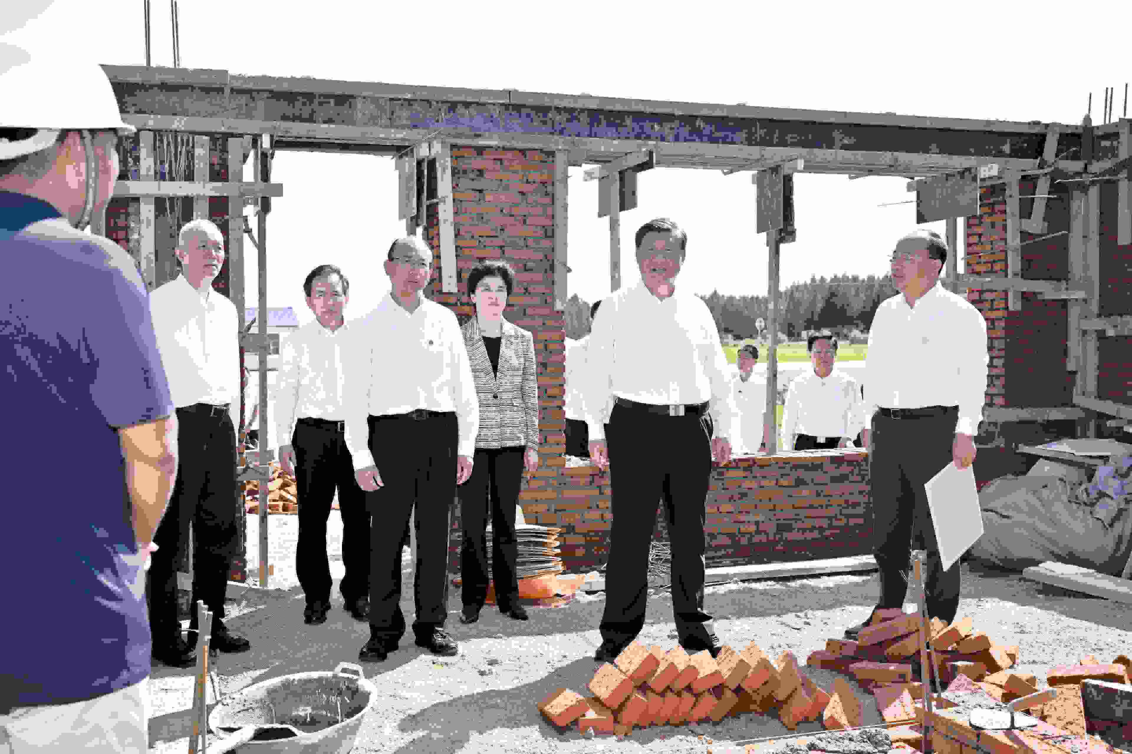 2023年9月7日，習(xí)近平總書記在遭受洪澇災(zāi)害的黑龍江省哈爾濱尚志市老街基鄉(xiāng)龍王廟村，察看水毀房屋重建情況。