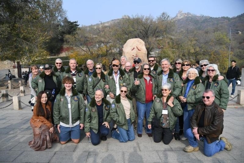 2023年10月29日，美國飛虎隊老兵莫耶一行人在北京八達嶺長城合影留念。