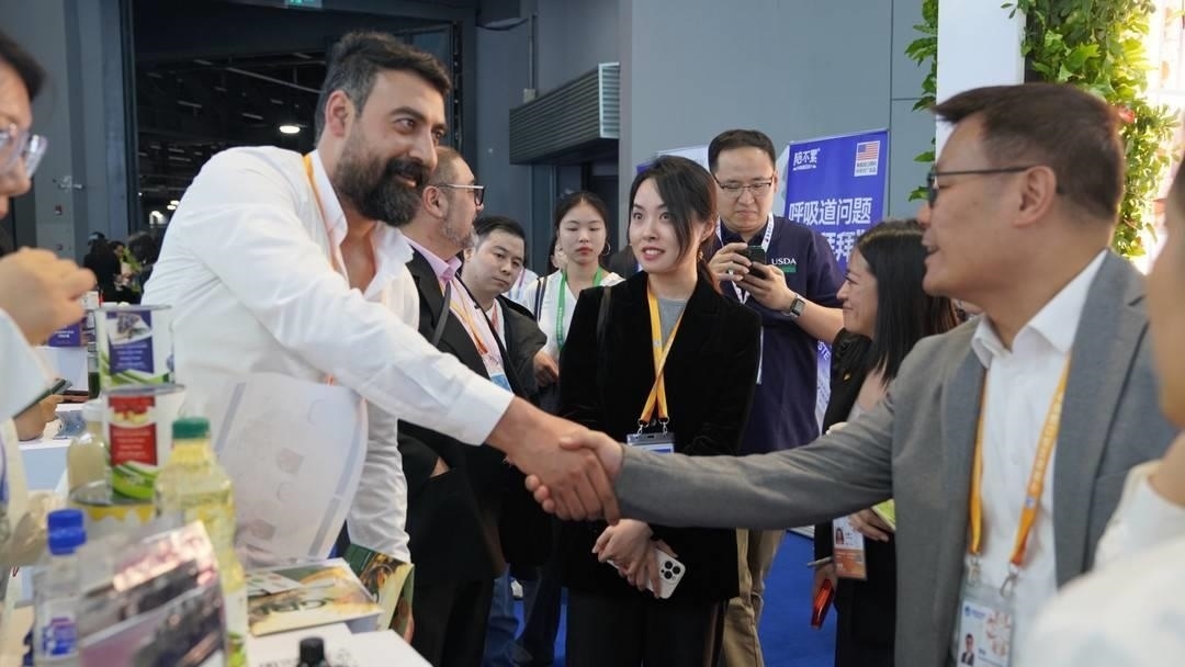 第六屆進博會上，國內一家超市行業(yè)的客商與來自美國佐治亞州的企業(yè)展商達成初步合作意向。