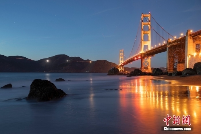 當(dāng)?shù)貢r(shí)間10月29日，美國(guó)舊金山金門大橋在海浪和夜色的襯托下美如一幅畫。<a target='_blank' href='/'><p class=
