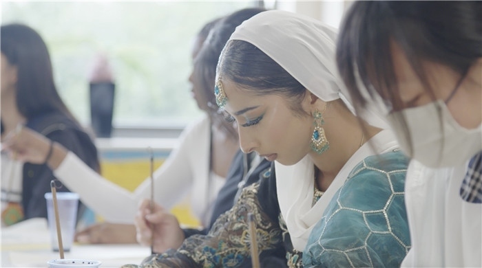 學(xué)生學(xué)習(xí)中國書法。帕特里克·謝德-西蒙茲攝