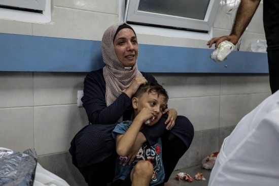 11月3日，人們在加沙城希法醫(yī)院接受治療。新華社發(fā)