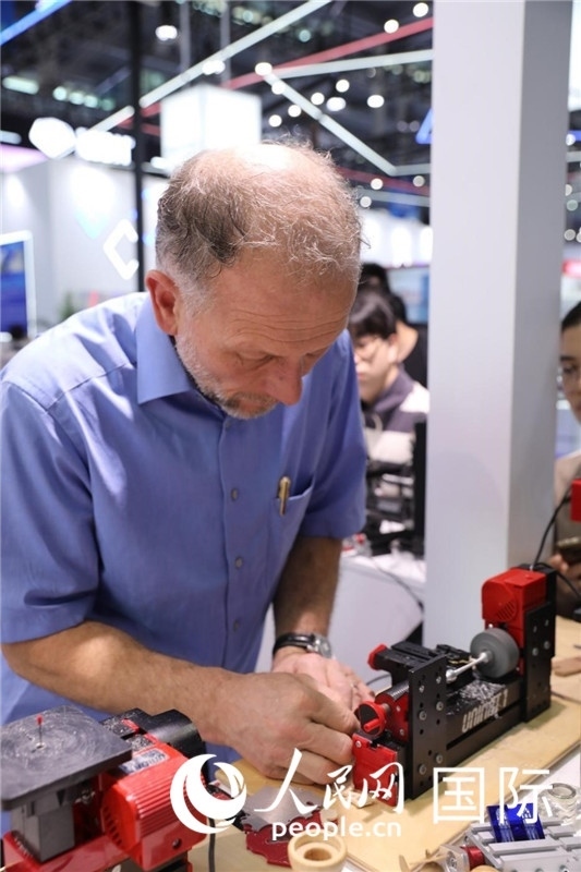 第25屆中國國際高新技術(shù)成果交易會15日在深圳開幕，圖為展商現(xiàn)場演示精密加工工具。人民網(wǎng)記者 魯揚攝