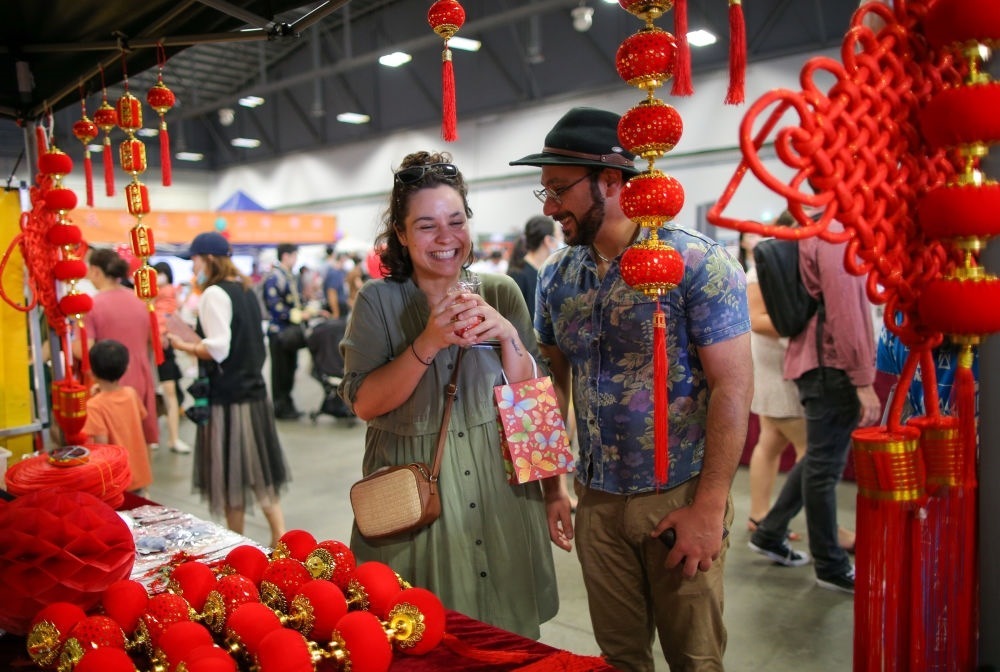 2023年1月21日，在新西蘭奧克蘭舉行的迎接中國(guó)農(nóng)歷春節(jié)活動(dòng)上，人們購(gòu)買新春裝飾品。這個(gè)活動(dòng)吸引當(dāng)?shù)厣先f(wàn)名各族裔民眾聚集一起，共迎中國(guó)春節(jié)。