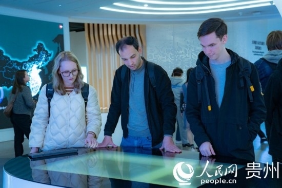 在國(guó)家大數(shù)據(jù)（貴州）綜合試驗(yàn)區(qū)交流體驗(yàn)中心，歐亞國(guó)家記者體驗(yàn)貴州大數(shù)據(jù)應(yīng)用場(chǎng)景。人民網(wǎng) 陽(yáng)茜攝