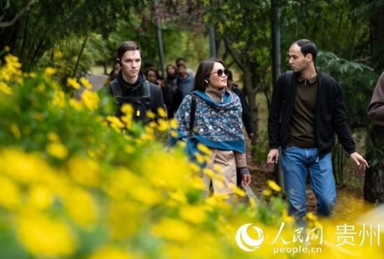 歐亞國(guó)家媒體記者走進(jìn)觀山湖公園。人民網(wǎng) 陽(yáng)茜攝