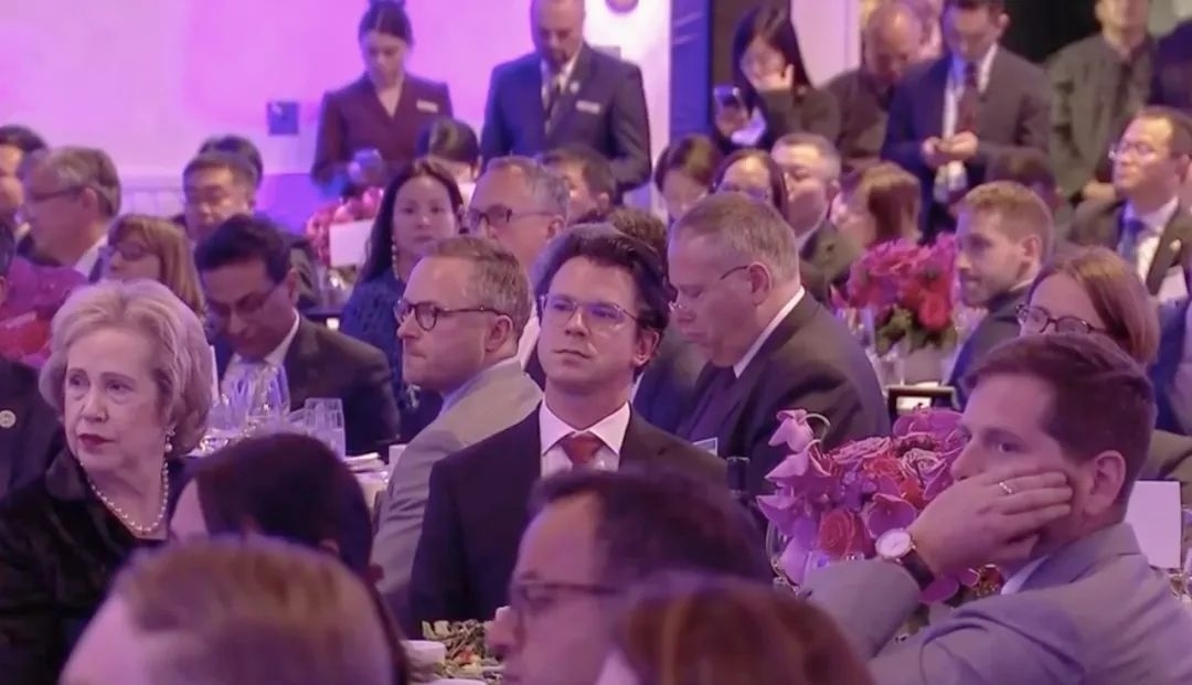 △當(dāng)?shù)貢r(shí)間11月15日晚，習(xí)近平主席在美國(guó)友好團(tuán)體聯(lián)合歡迎宴會(huì)上發(fā)表演講。圖為參加宴會(huì)的人士認(rèn)真聆聽演講。