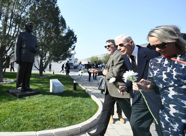 10月30日，在北京，飛虎隊老兵哈里·莫耶（中）向陳納德將軍雕像獻花。