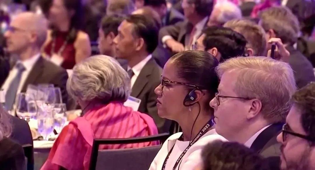 △參加宴會(huì)的人士認(rèn)真聆聽演講。