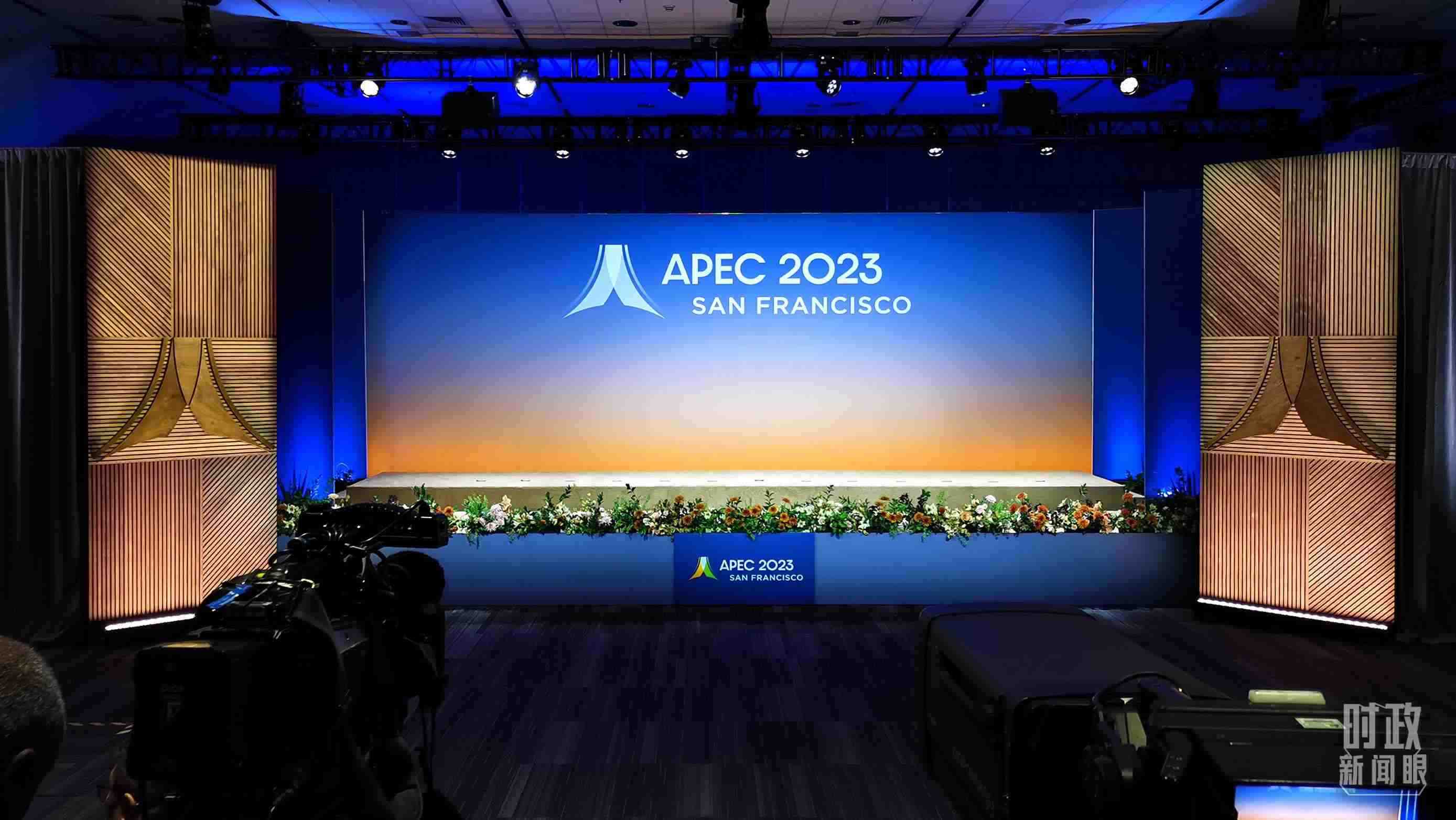 △16日，APEC領(lǐng)導(dǎo)人同東道主嘉賓在對(duì)話會(huì)前集體合影，圖為記者們?cè)诘却嫌伴_始。（總臺(tái)央視記者石偉明拍攝）