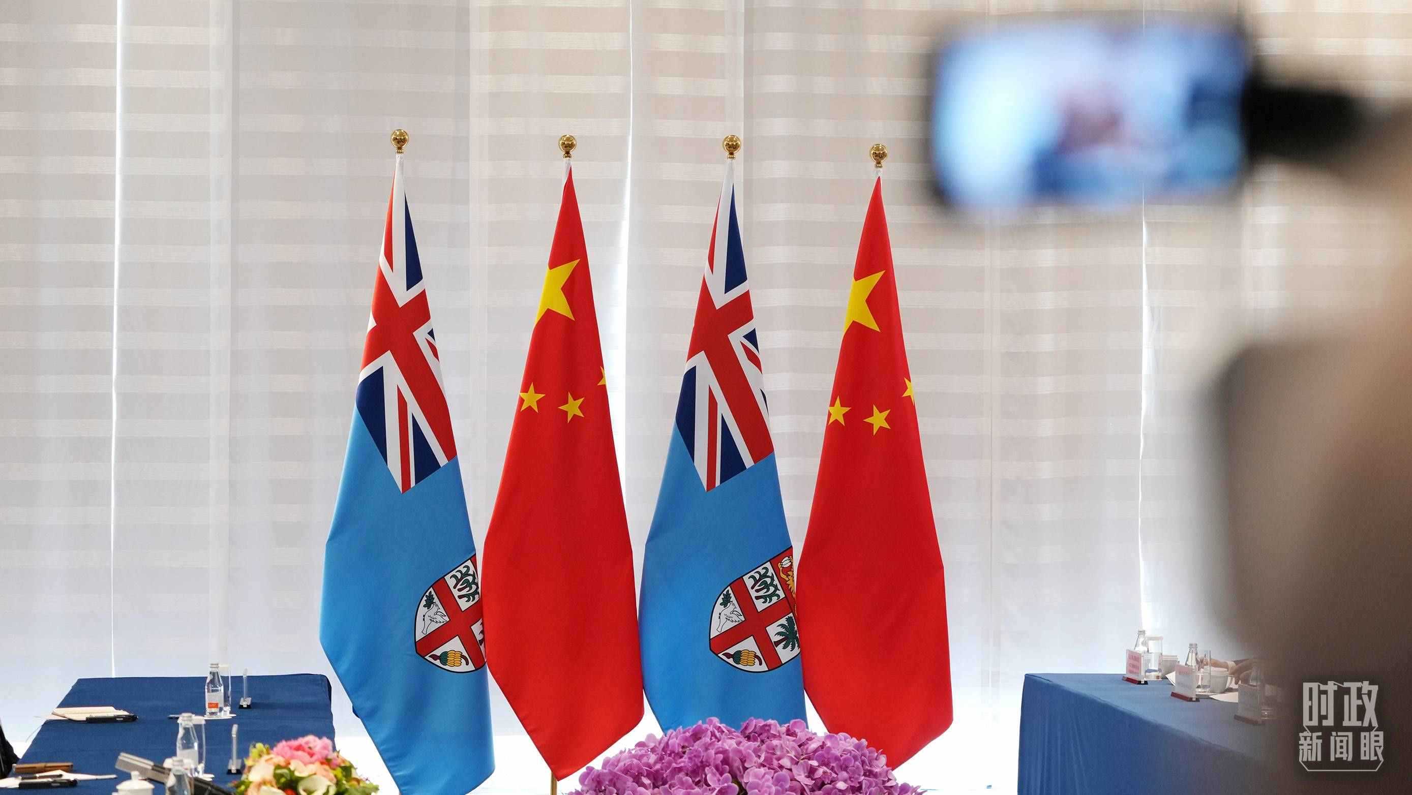 △會(huì)談現(xiàn)場(chǎng)的中斐兩國(guó)國(guó)旗。（總臺(tái)國(guó)廣記者李晉拍攝）