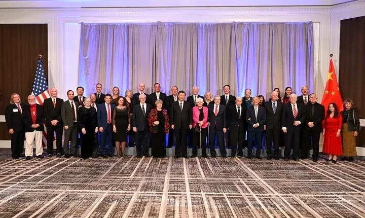 當(dāng)?shù)貢r(shí)間11月15日晚，國(guó)家主席習(xí)近平在美國(guó)舊金山出席美國(guó)友好團(tuán)體聯(lián)合舉行的歡迎宴會(huì)。這是宴會(huì)開(kāi)始前，習(xí)近平會(huì)見(jiàn)飛虎隊(duì)和史迪威將軍后人、鼓嶺、艾奧瓦州、華盛頓州等方面友好人士代表，同他們親切交談并合影留念。圖源：新華社