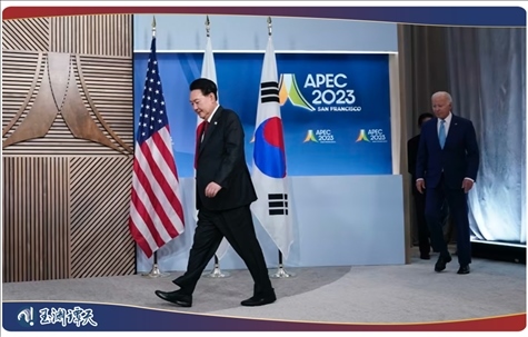 ｜｜日本首相岸田文雄、美國(guó)總統(tǒng)拜登以及韓國(guó)總統(tǒng)尹錫悅試圖在APEC會(huì)議期間合影