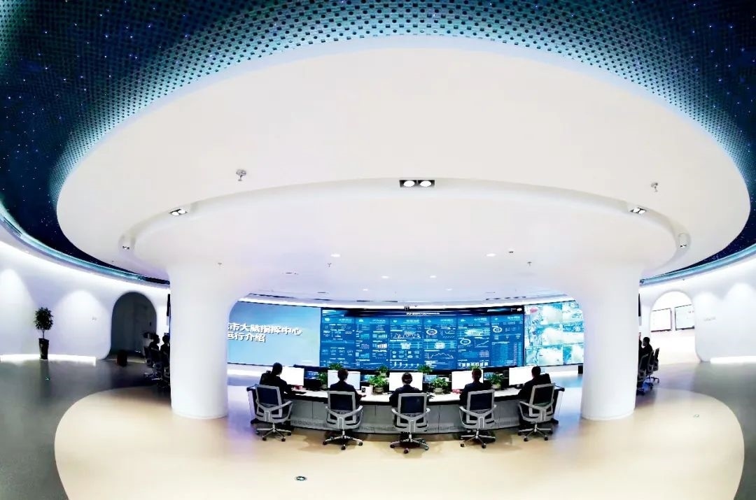 2021年2月2日，江西省撫州市東鄉(xiāng)區(qū)城市大腦指揮中心，工作人員通過城市大腦指揮平臺(tái)實(shí)時(shí)監(jiān)控、抓取、分析相關(guān)案件。