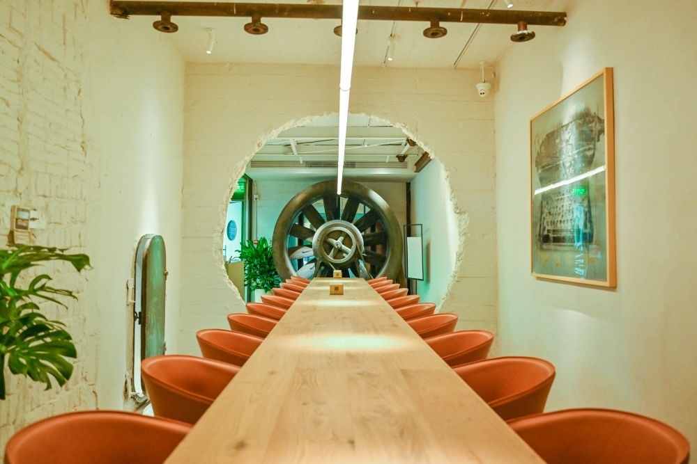 “絲聯(lián)166”園區(qū)內(nèi)保留工業(yè)遺存的咖啡館。（受訪者供圖）