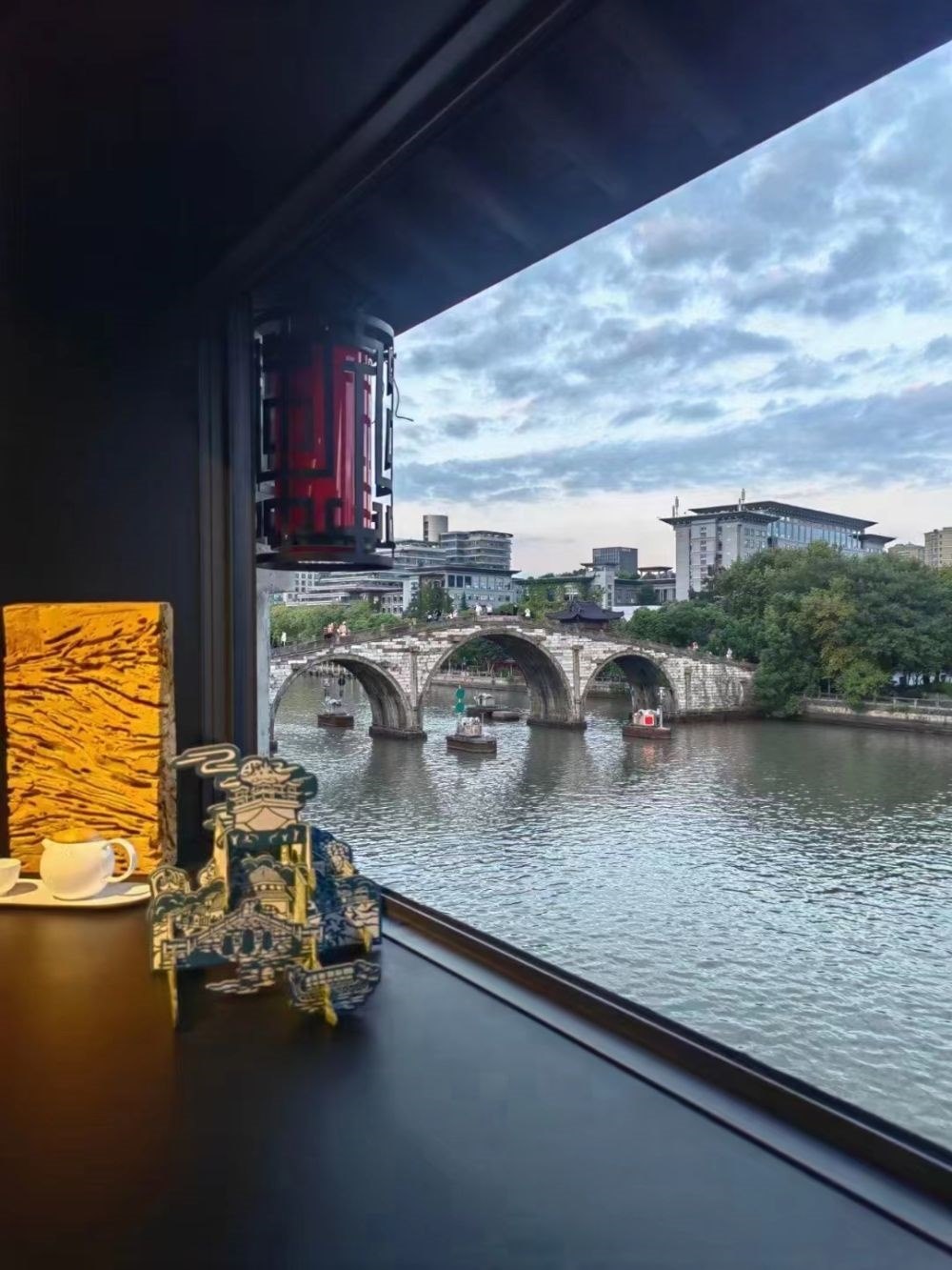 文創(chuàng)產(chǎn)品與拱宸橋。（受訪者供圖）