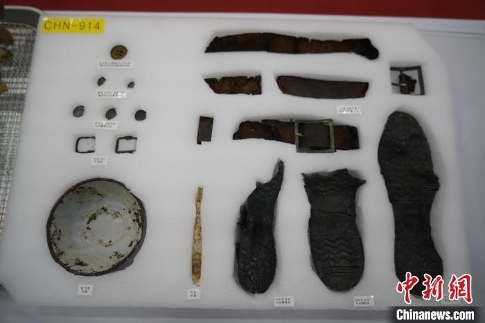 當(dāng)?shù)貢r(shí)間11月22日上午，第十批在韓中國(guó)人民志愿軍烈士遺骸裝殮儀式在韓國(guó)舉行。圖為裝殮儀式現(xiàn)場(chǎng)拍攝的部分志愿軍烈士遺物。中新社記者劉旭 攝