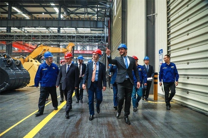 巴西米納斯吉拉斯州州長(zhǎng)羅梅烏·澤馬到徐工集團(tuán)考察。徐工集團(tuán)供圖