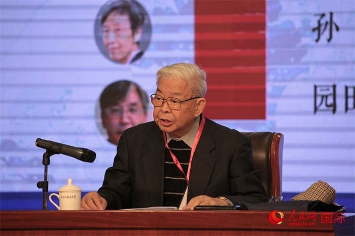 北京外國語大學(xué)北京日本學(xué)研究中心原主任嚴(yán)安生發(fā)表主旨演講。人民網(wǎng)記者 張麗婭攝