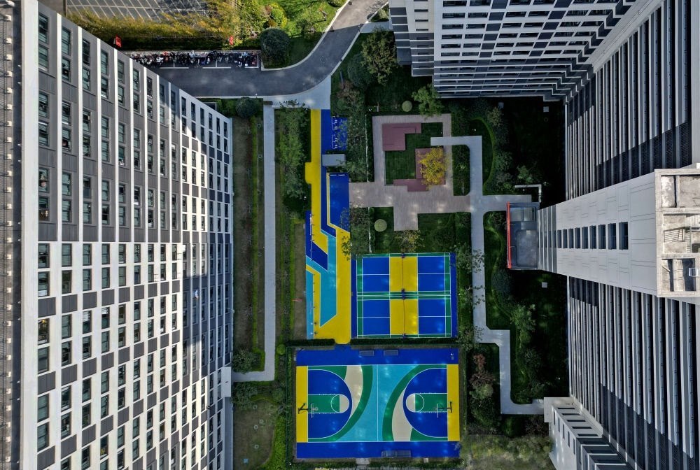 社區(qū)內(nèi)的運動場地設施（無人機照片）。