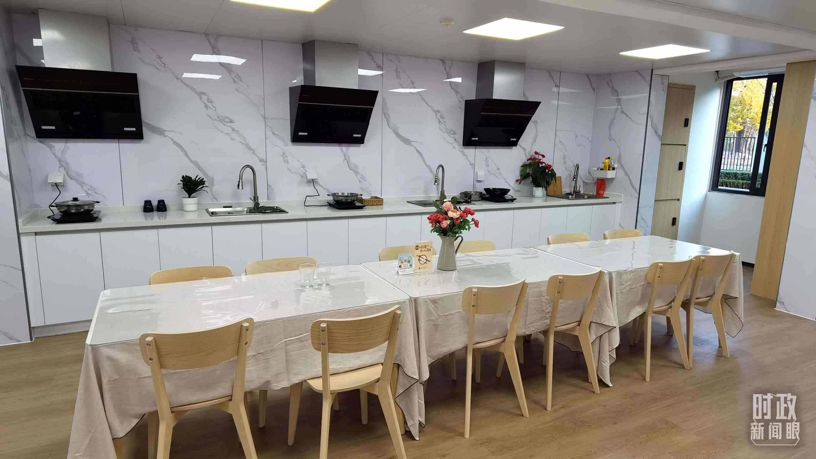 △閔行區(qū)新時(shí)代城市建設(shè)者管理者之家內(nèi)的共享廚房。（總臺(tái)央視記者郭鴻拍攝）