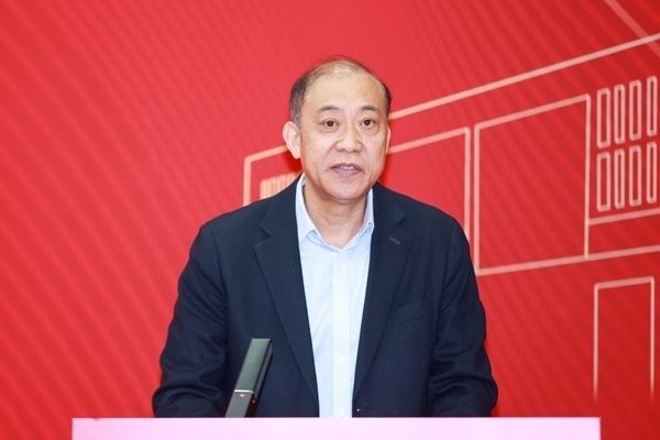 《教育踐悟錄》作者、中央財(cái)經(jīng)大學(xué)黨委書記何秀超。受訪者供圖