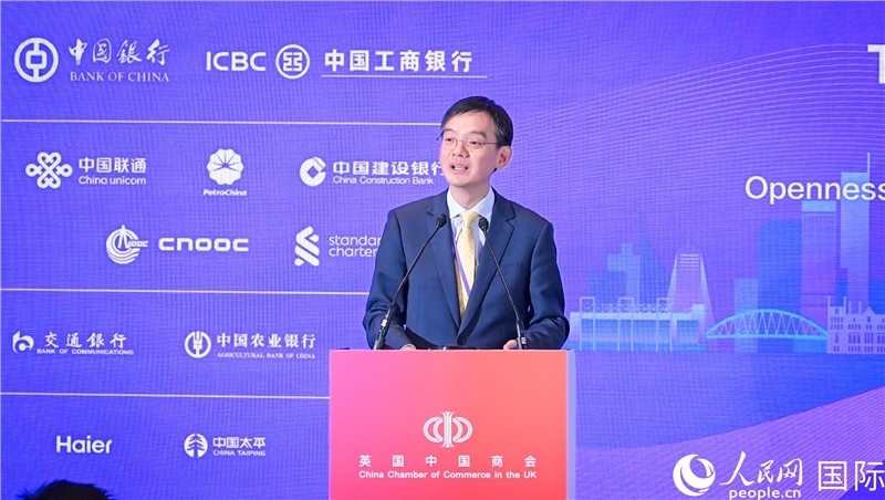 1. 英國中國商會會長、中國銀行倫敦分行行長方文建 致歡迎辭。郭錦標攝_副本