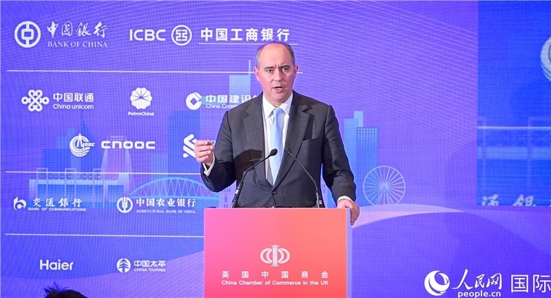 英國商業(yè)貿(mào)易部國務(wù)大臣（投資大臣）多米尼克·約翰遜與會。人民網(wǎng) 郭錦標攝