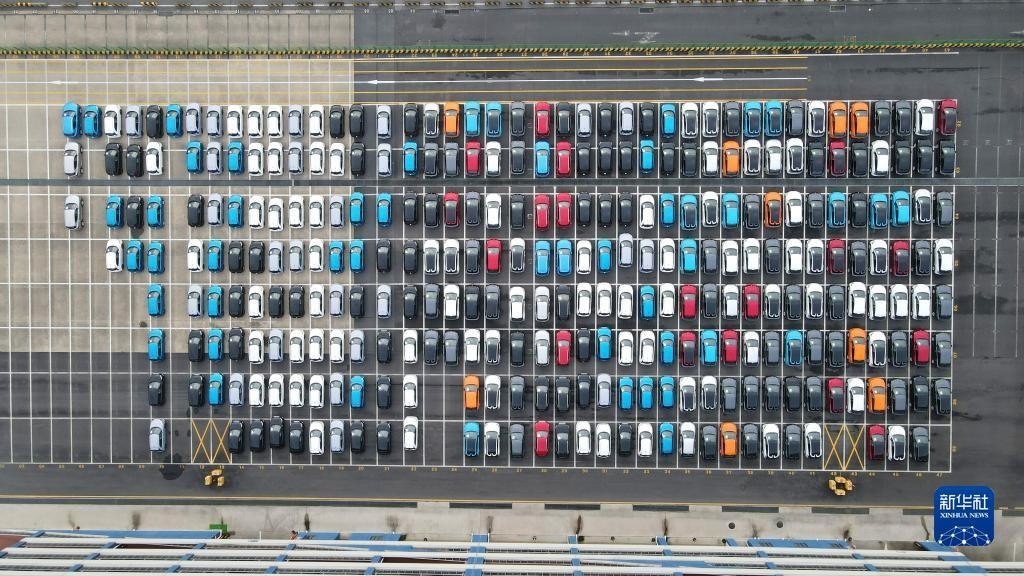 這是2023年7月9日在上海外高橋海通汽車碼頭拍攝的等待裝船運往澳大利亞的上汽MG品牌汽車和新能源車（無人機照片）。新華社記者 方喆 攝