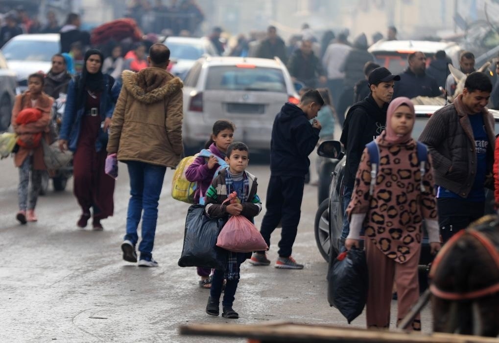 12月1日，在加沙地帶南部城市汗尤尼斯，人們?cè)谝攒娀謴?fù)軍事行動(dòng)后逃離家園。新華社發(fā)（亞西爾·庫(kù)迪攝）