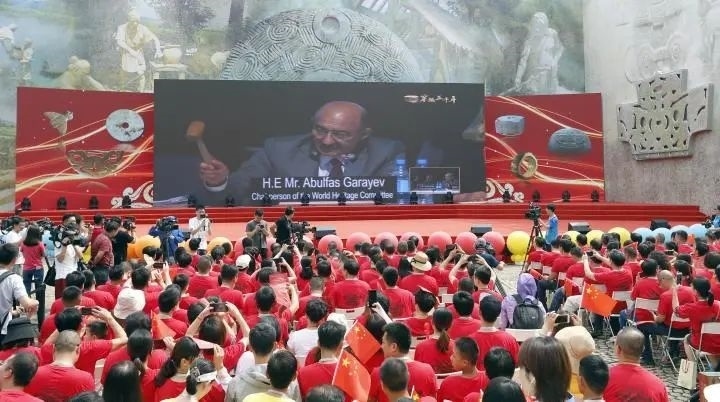 2019年7月6日，杭州市民揮舞國旗慶祝良渚古城遺址獲準(zhǔn)列入世界遺產(chǎn)名錄。記者 吳煌 倪雁強(qiáng) 攝