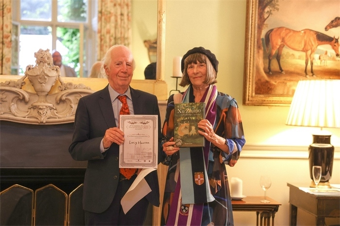 艾倫·麥克法蘭教授為漢密爾頓頒發(fā)文學(xué)類終身成就獎。雨珊攝