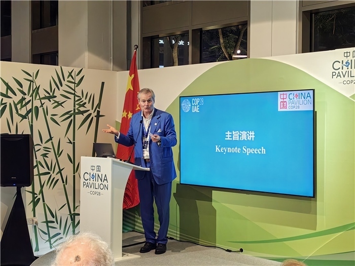 意大利都靈理工大學終身教授岡特·鮑利發(fā)言。COP28中國角供圖