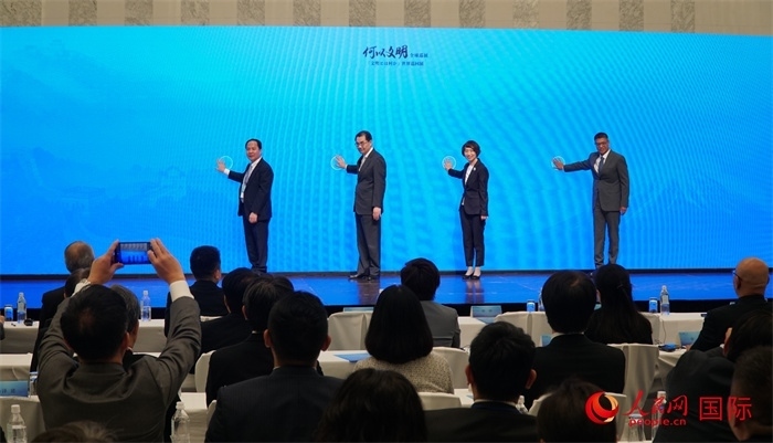 嘉賓共同啟動“何以文明”日本特展體驗暨2024年總臺春晚宣介區(qū)。人民網(wǎng) 蔣曉辰攝