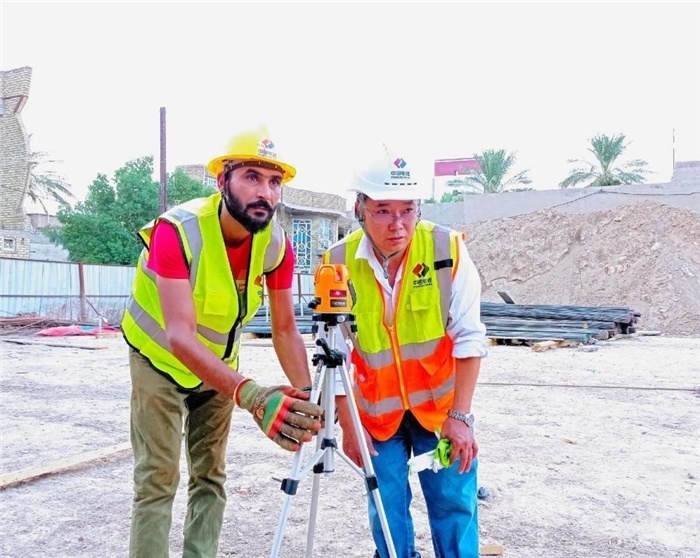 中伊工人在施工中。中國電建供圖