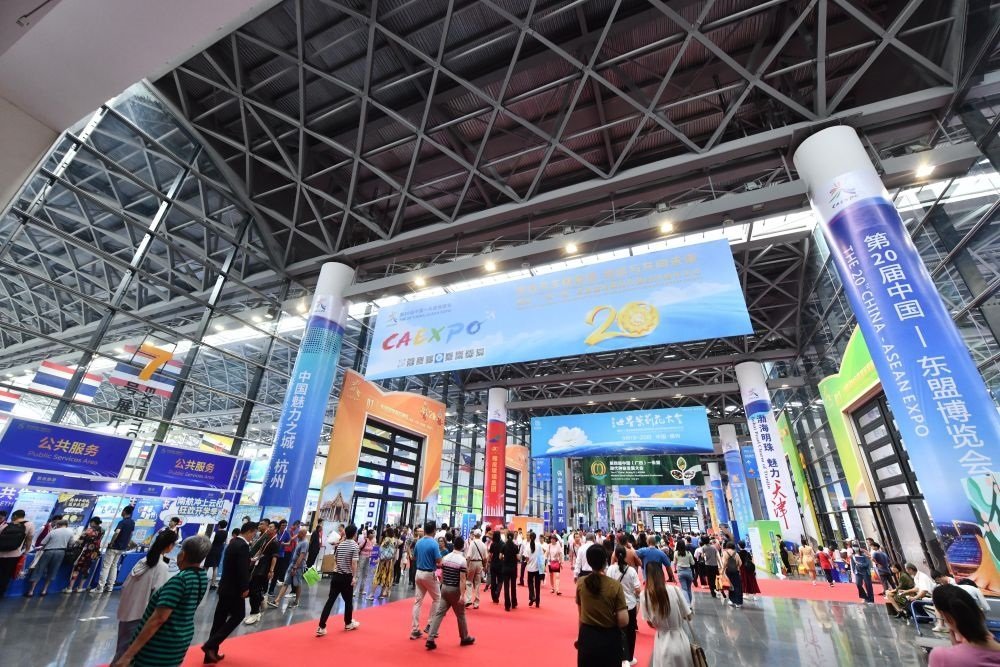 2023年9月18日，參觀者在第二十屆中國—東盟博覽會東盟商品展區(qū)選購商品。新華社記者 黃孝邦 攝