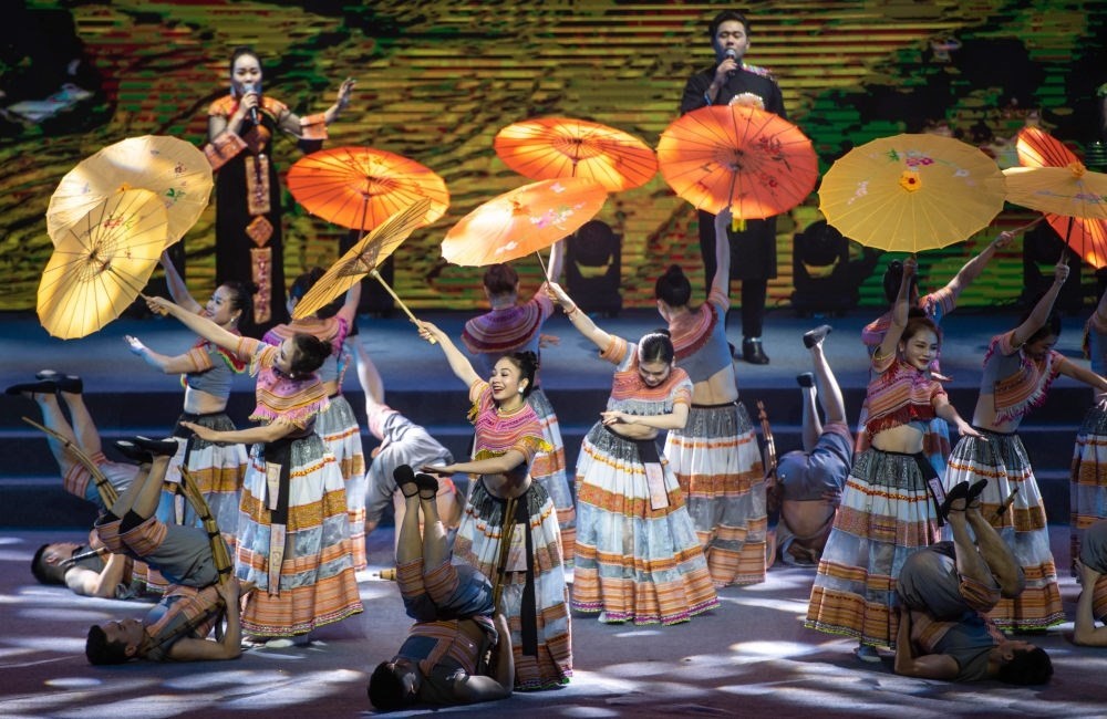 2023年1月18日，以“同心筑厚誼 攜手共發(fā)展”為主題的2023年中越跨國春節(jié)聯(lián)歡晚會在云南省紅河哈尼族彝族自治州河口瑤族自治縣舉行，越南老街省民族藝術(shù)歌舞團(tuán)的演員在晚會上表演歌舞《漂浮在云端的節(jié)日》。新華社記者 胡超 攝