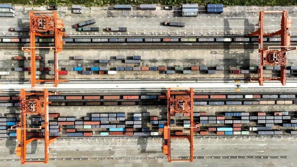 △2023年11月12日，火車在廣西欽州港碼頭裝運集裝箱。