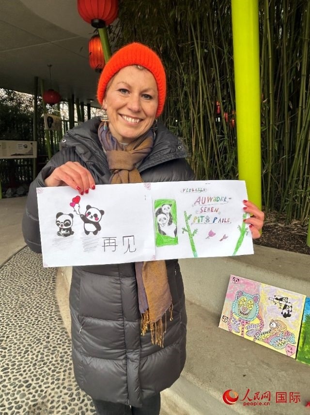 桑德拉和德國(guó)小朋友們的作品。右圖寫著“祝福好運(yùn)，再見(jiàn) Pit和Paule（“夢(mèng)想”“夢(mèng)圓”的德語(yǔ)名字）”。人民網(wǎng)記者 徐馨攝