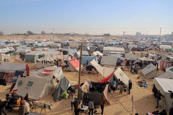  這是12月8日在加沙地帶南部城市拉法拍攝的臨時(shí)營(yíng)地。新華社發(fā)（里澤克·阿卜杜勒賈瓦德攝）